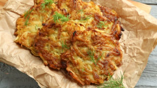 Petisco crocante de cebola e parmesão pronto em 15 minutos e sem fritura: a receita perfeita para servir como aperitivo ou entrada