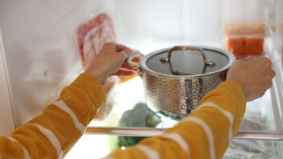 Pare de colocar panela na geladeira: descubra os riscos desse hábito para a sua saúde
