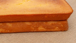 Como fazer um bolo de pão de ló leve e fofo em casa sem que ele desmorone todo? TudoGostoso ensina os truques!