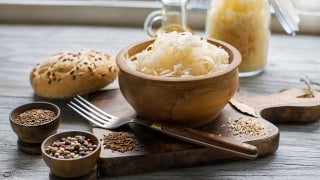 Salada clássica de chucrute: esse é o passo a passo para que ela fique suave e crocante