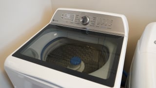 É melhor deixar a tampa da máquina de lavar aberta ou fechada após a lavagem? O hábito correto pode evitar um problema muito comum