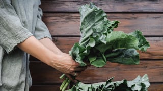 Que grupos de pessoas não devem consumir couve, um vegetal rico em vitaminas?