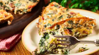 Torta salgada de espinafre e frango: versátil e nutritiva, perfeita para jantares e almoços rápidos