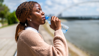Nem 2, nem 3 litros: a nova regra da ciência para saber quanta água você realmente precisa tomar por dia