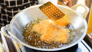 O truque mais fácil para eliminar o cheiro de comida frita da sua casa