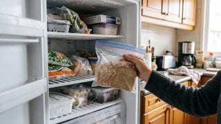Por que você deveria congelar uma fatia de pão antes de comê-la? TudoGostoso explica o que acontece com os amidos durante o processo