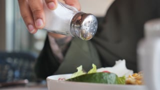 Neurocientista revela o que realmente acontece com seu cérebro quando você consome sal