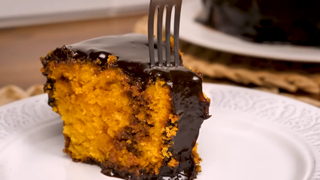Bolo de cenoura leve e fofinho: o TudoGostoso revela como acertar para a massa não solar
