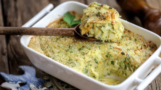 Torta de bacalhau de travessa: é só bater a massa no liquidificador e levar ao forno!