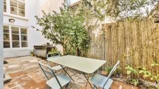 Adeus aos vizinhos intrometidos: cinco maneiras práticas e elegantes de obter privacidade na sua varanda, terraço ou jardim