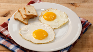 Nem precisa virar! O truque simples para o ovo frito ficar com a clara durinha e a gema mole