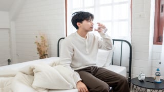 Muitos têm o hábito de beber água ao acordar, ainda em jejum, mas especialistas revelam o que isso faz com o corpo