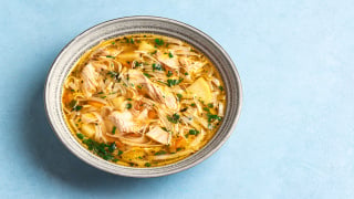 Quase todas as famílias preparam sopa de galinha regularmente: esta é a forma mais prejudicial à saúde