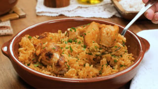 Receita de vó: o segredo da galinhada soltinha que fazia sucesso nos almoços de domingo da infância
