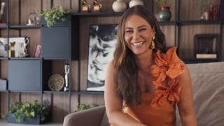 Aos 44 anos, Paolla Oliveira tem casa de 1,7 mil m² no Rio de Janeiro, envolta pela vegetação nativa da Barra da Tijuca, com ambientes integrados, obras minimalistas e objetos que contam sua trajetória