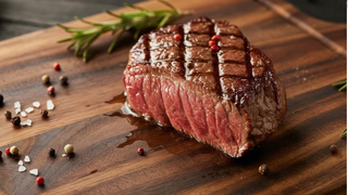 Esquecer de descongelar a carne nunca mais vira problema com tábua descongelante