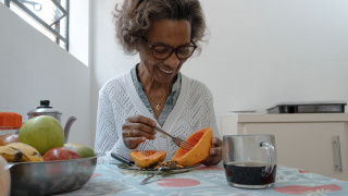 Quem não deve comer mamão? Especialistas revelam a verdade sobre essa fruta apelidada de "fruta da longevidade"