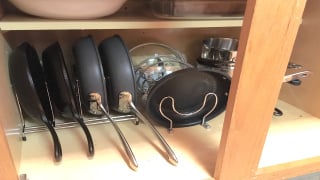 É o fim das panelas no forno: organizador de panelas é a tendência para mantê-las em ordem e com mais segurança