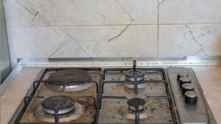 É assim que eu limpo fácil as paredes atrás do fogão, removendo manchas de óleo: deixa limpa e brilhosa!