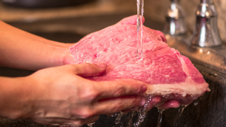 Não é apenas o frango que não pode ser lavado: o erro com carne que pode contaminar sua cozinha