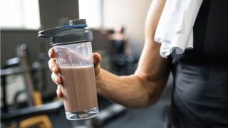5 bebidas que não combinam bem com proteína em pó: descubra o que escolher!