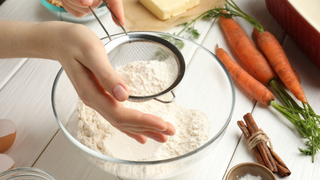 Por que algumas receitas pedem para peneirar a farinha? Descubra o que isso muda no preparo