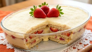 Receita de pavê de morango cremoso: TudoGostoso ensina o truque para o morango não aguar!