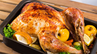 Esse é o tempo de cozimento para o frango assado, de acordo com o peso, para que fique suculento e crocante