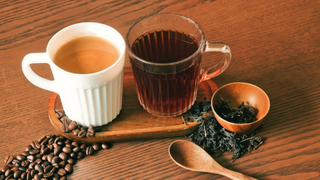 Por que o café te deixa agitado e o chá mais focado? Entenda como a cafeína age de forma diferente nas duas bebidas