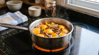 Ferver casca de laranja com cravo: o truque de vó que acaba com o mau cheiro da cozinha e afasta moscas