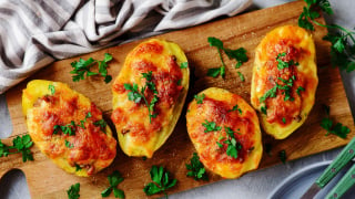Batata-doce recheada com queijo: TudoGostoso ensina receita deliciosa para um jantar prático em uma panela só