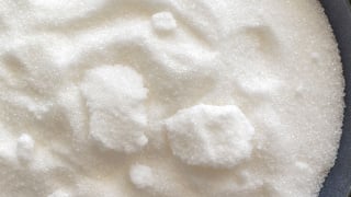 Adeus, açúcar empedrado: TudoGostoso mostra como uma simples fatia de pão de forma pode resolver o problema