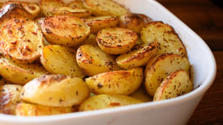Minhas batatas assadas ficaram muito mais crocantes depois que passei a usar este ingrediente: agora só faço assim