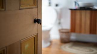 Não abra a porta do banheiro logo após o banho: TudoGostoso revela a ordem certa para eliminar a umidade