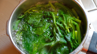 Você está cozinhando espinafre errado: veja a forma que aprendi no TudoGostoso para manter os nutrientes