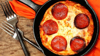 Não precisa de forno, nem de airfryer, para preparar essa pizza de frigideira deliciosa, o lanche rápido e perfeito!