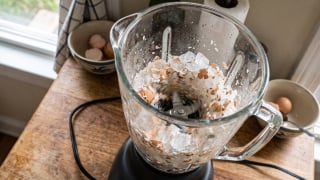 Para que serve bater gelo e casca de ovo no liquidificador? O TudoGostoso explica por que isso é recomendado e como fazer do jeito correto