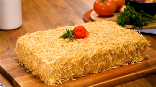 Bolo salgado de pão de forma com frango cremoso é um clássico das festas na minha família desde que era criança