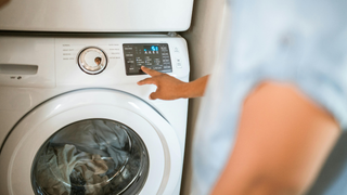 Pouca gente usa o ciclo certo na máquina: a ciência revela como lavar roupas para aumentar sua durabilidade