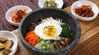 Todo amante de dorama já sonhou em provar um bibimbap coreano tradicional, e o TudoGostoso tem a receita perfeita do arroz misturado com carne, legumes e ovo frito