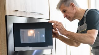 O que significa quando o micro-ondas estala ou faz barulho alto? Entenda se é normal ou se tem risco de acidente