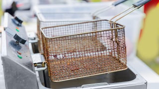Limpar uma fritadeira engordurada dá muito trabalho; aqui está a melhor maneira de fazer isso