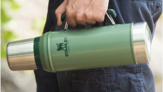 Mega Oferta Prime: Garrafa Stanley Classic de 1 litro está pela metade do preço