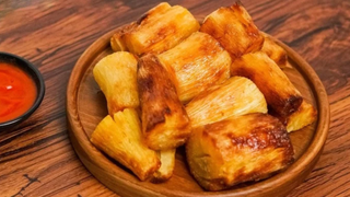 Aprendi com um chef o segredo para fazer mandioca frita crocante por fora e macia por dentro: nunca coloque direto no óleo quente