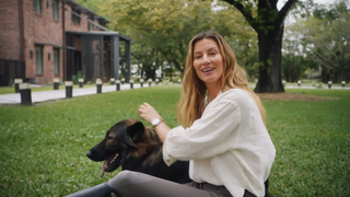 Aos 46 anos, Gisele Bündchen investe em fazenda de luxo na Flórida com cavalos, galinhas e produção de alimentos