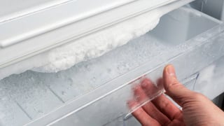 Você sabe a melhor maneira de descongelar seu congelador de forma rápida? TudoGostoso ensina método simples e seguro