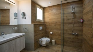 Uma solução que libera espaço no banheiro e melhora a acessibilidade está sendo muito utilizada em novas construções; veja as vantagens do chuveiro sem box