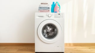 Precisei usar apenas dois produtos que todo mundo tem e a máquina de lavar ficou com um cheiro fresco: uma maneira simples de limpar o tambor, drenar e vedar.