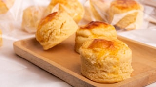 Essa receita rápida parece pão de queijo, mas tem uma diferença: aprenda a fazer scones de queijo quentes