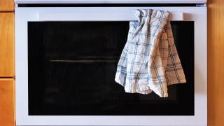 Especialistas alertam: este hábito com o pano de prato pode favorecer a proliferação de germes e bactérias